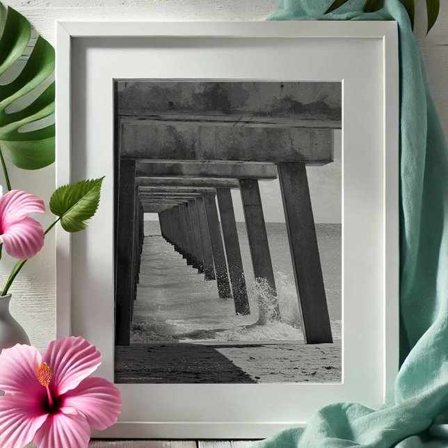 Juno Beach Pier Black and White Photography Fototryck (Juno Beach, Florida pier black and white photography by Victoria Grigaliunas of Do Tell A Belle)