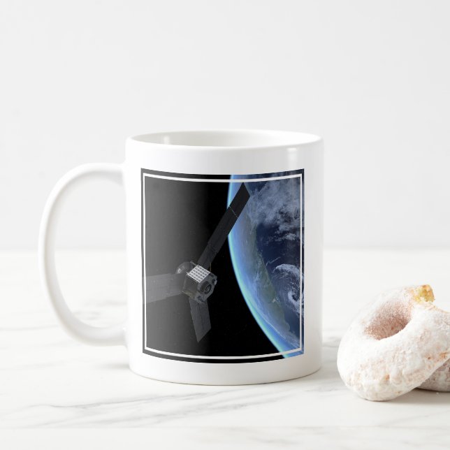 Juno-rymdfarkosten under dess jordflytning kaffemugg (Med munk)