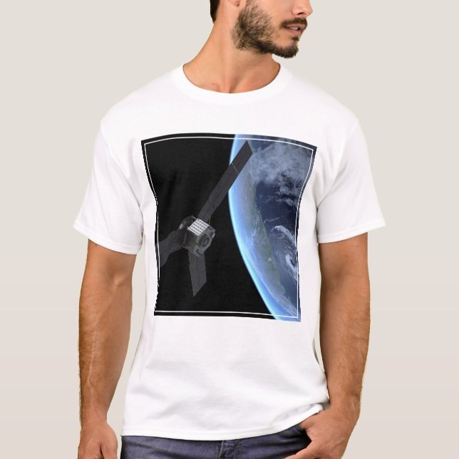 Juno-rymdfarkosten under dess jordflytning t shirt (Framsida)