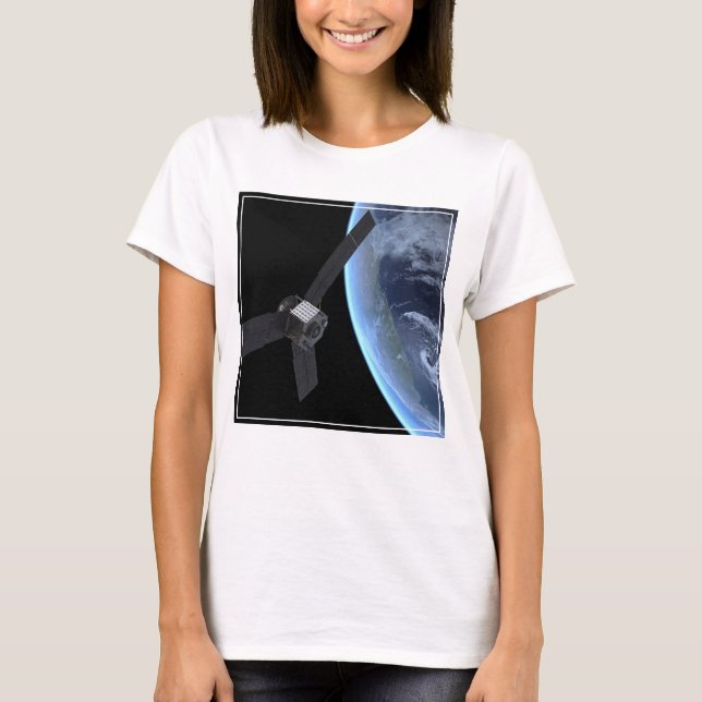 Juno-rymdfarkosten under dess jordflytning t shirt (Framsida)