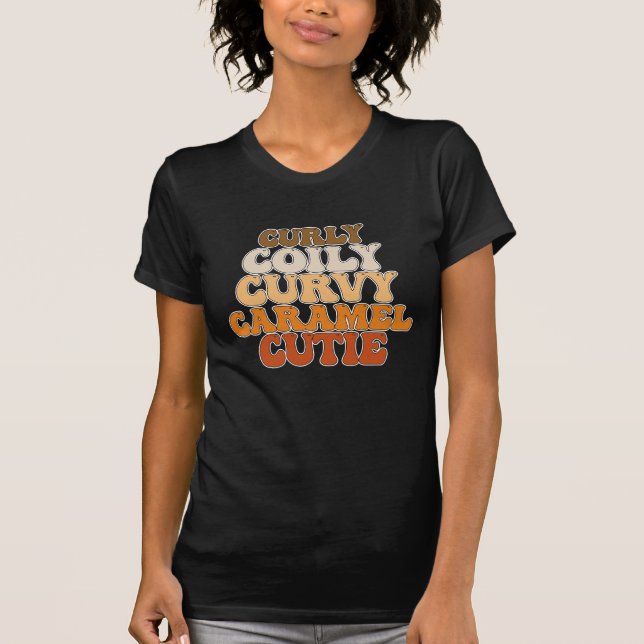 Junttonde Curvy Caramel Cutie T Shirt (Framsida)