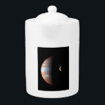 Jupiter Gas Giant Planet & Io Galilean Måne<br><div class="desc">Den här fängslande bilden, en sammansatt bild av rymdfartsdata, visar Jupiters och dess vulkaniska måne Ios kontrasterande landskap. Den stora gasplaneten Jupiter dominerar scenen. Dess vridande atmosfär återges i en infraröd palett med mesmarsande egenskaper, som belyser variationerna i molnets höjd med vibrerande blåsor och . Måne Io, som är en...</div>