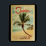 Jupiter Handflatan Träd Vintage resor Magnet<br><div class="desc">En unik retro från mitten av århundradet,  modern Jupiter Florida-konst i vintage resor poster stil. Den har en böjd handflatan träd på sandstranden med hav under ett blått grumligt himlar.</div>