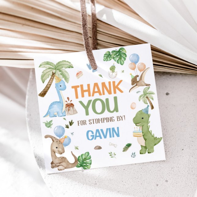 Jurassic Cute Dinosaur Födelsedagsfest Square Gåvor Etiketter (Stomp, Chomp and Chew Dinosaur Birthday Party Square Favor Tags)