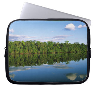 Juruena, Brasilien. Skogklädd flodstrand reflekter Laptop Sleeve