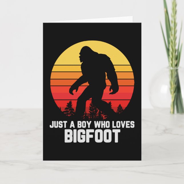 Just A Boy Who Loves BIGFOOT | Bigfoot Retro Kort (Framsida)