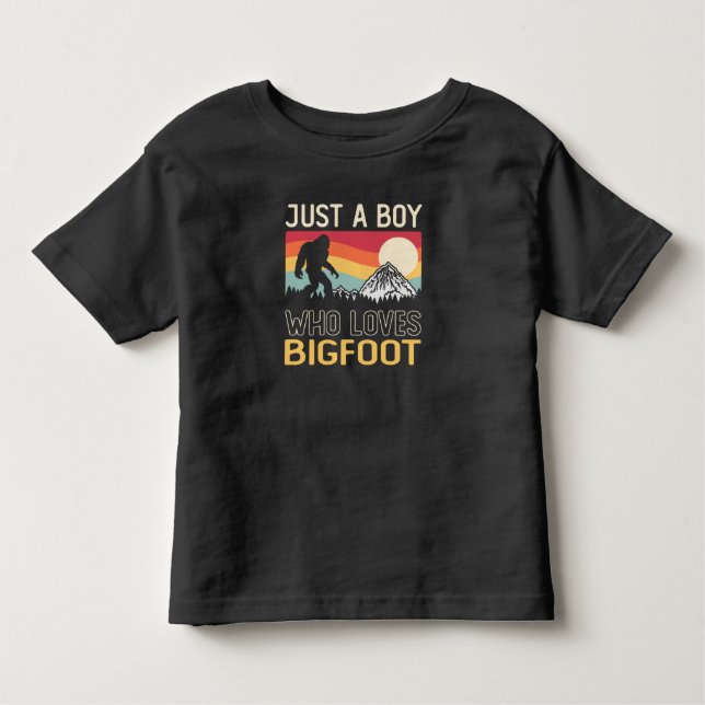 Just A Boy Who Loves Bigfoot Sasquatch T Shirt (Framsida)