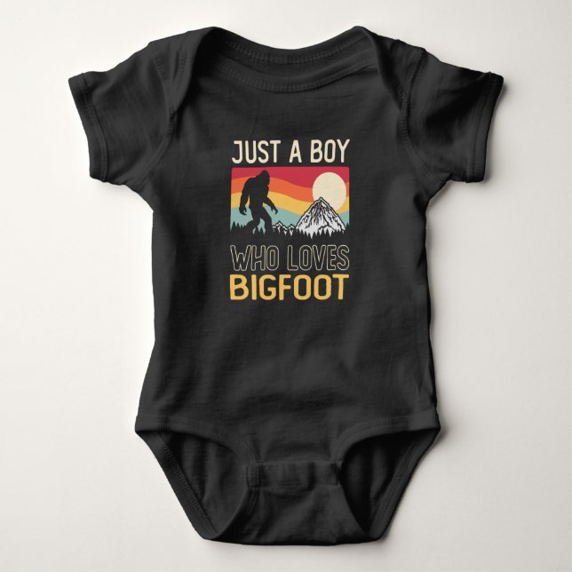 Just A Boy Who Loves Bigfoot Sasquatch T Shirt (Framsida)