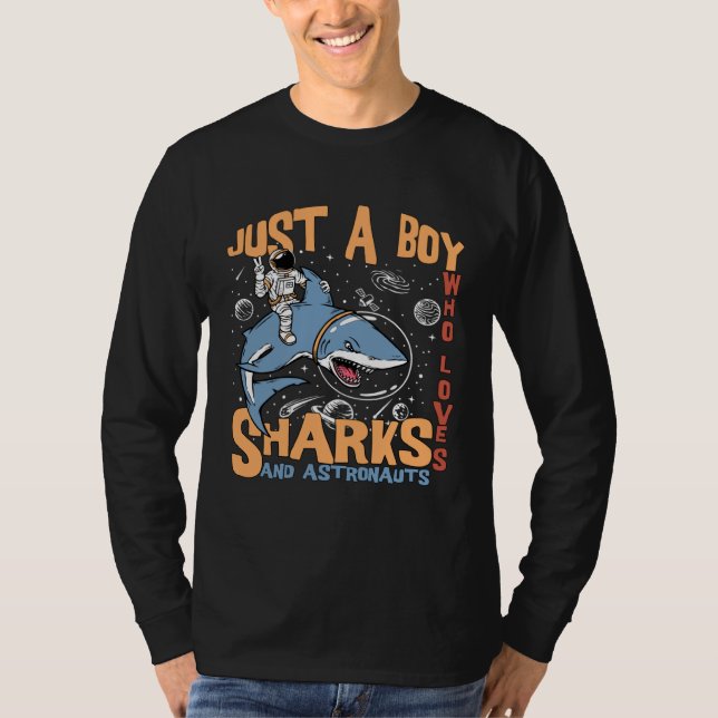Just a Boy Who Loves Sharks and Astronauts T Shirt (Framsida)