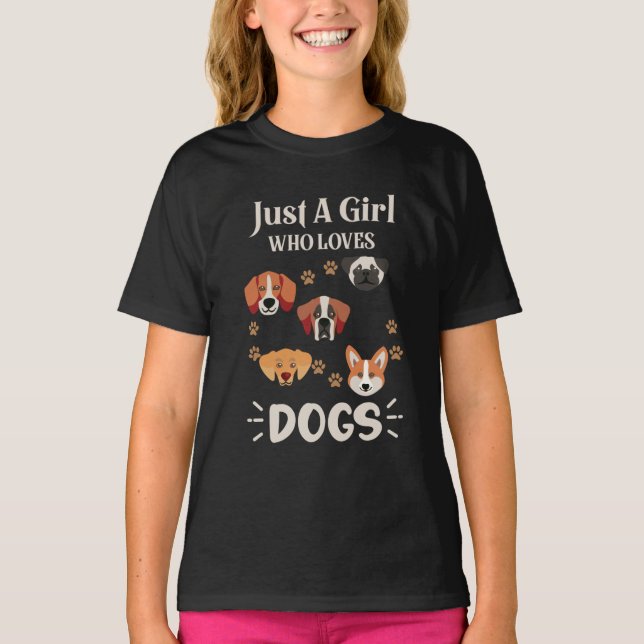 Just-a-Girl-WHO-Kärlek-Hundar-Hund-Älskare T Shirt (Framsida)