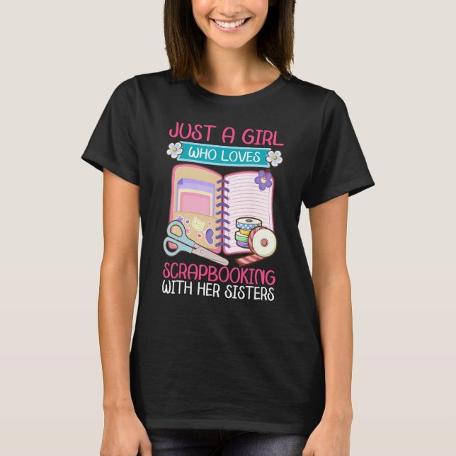 Just A Girl Who Loves Scrapbooking with Sisters Sc T Shirt (Framsida)