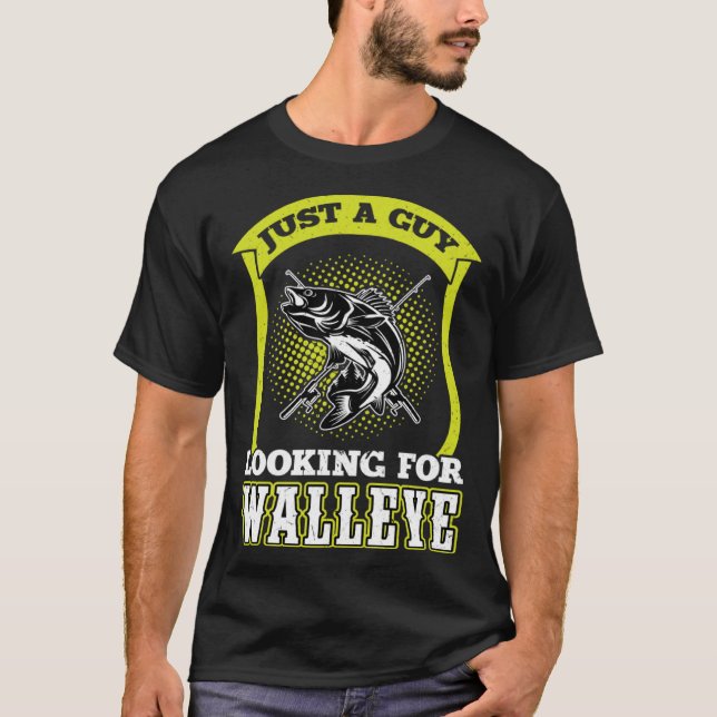 Just A Guy Looking For Walleye  Walleye Hunter T Shirt (Framsida)