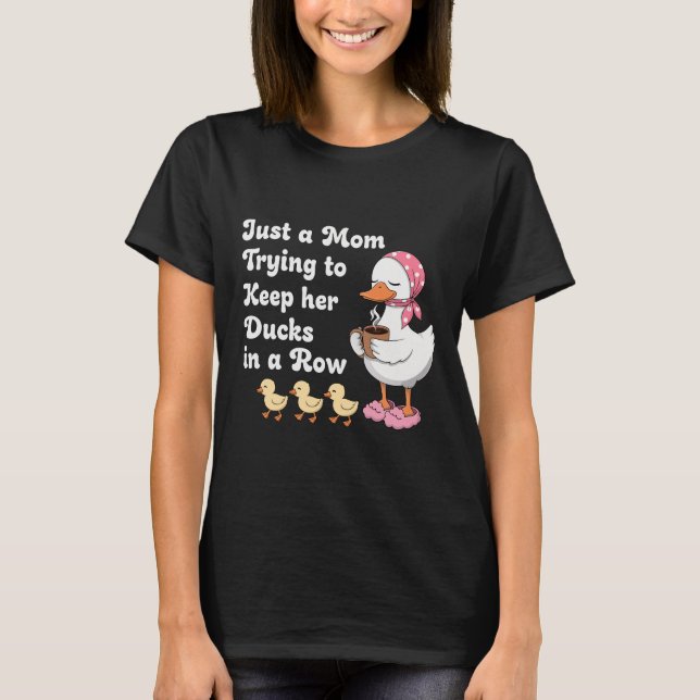 Just a mom trying to keep her ducks in a row t shirt (Framsida)