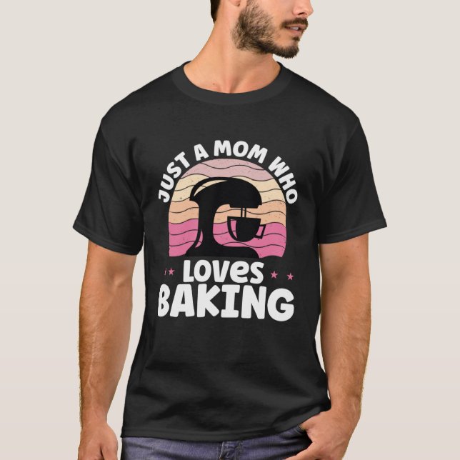 Just A Mom Who Loves Baking Baker Mother Best Momm T Shirt (Framsida)