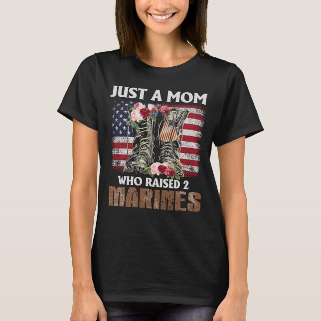 Just A Mom Who Raised Marines American Flag Gifts T Shirt (Framsida)