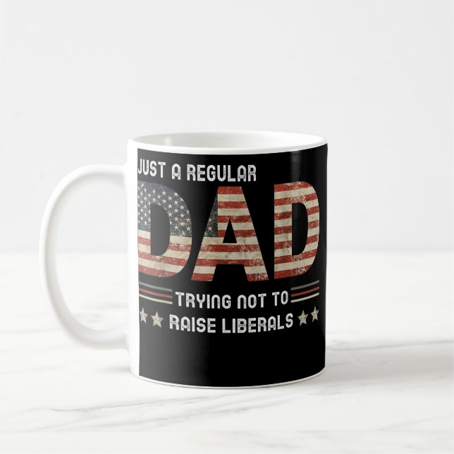 Just A Regular Dad Trying Not To Raise Liberals Kaffemugg (Vänster)