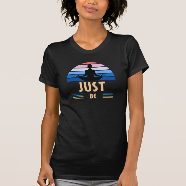 Just Be – Peaceful Yoga and Mindfulness T Shirt (Framsida)