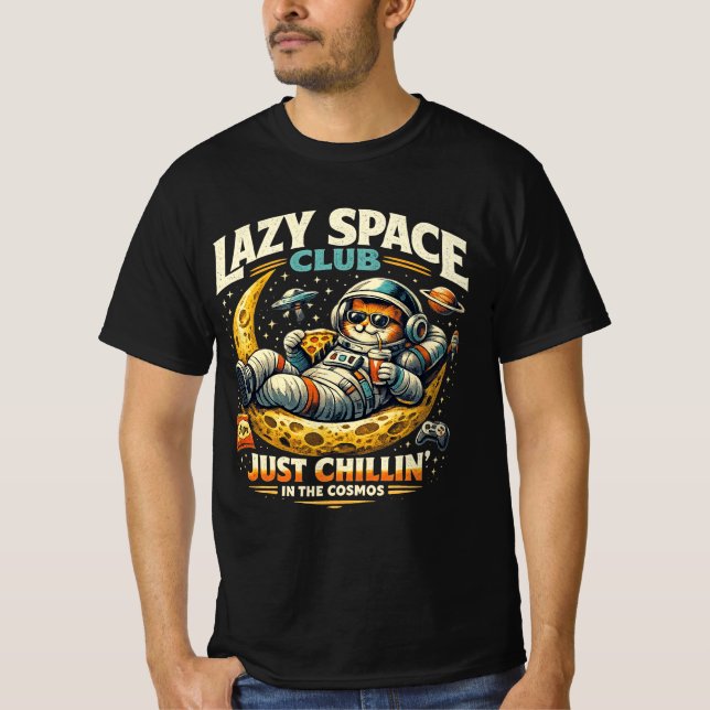 Just Chilling Lazy Astronaut Cat T-Shirt (Framsida)
