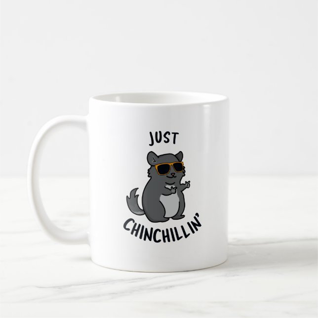 Just Chin-Chillin Funny Chinchilla Pun Kaffemugg (Vänster)
