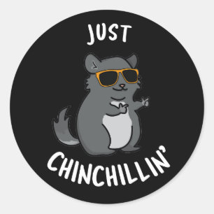Just Chin-Chillin Funny Chinchilla Pun Mörk BG Runt Klistermärke