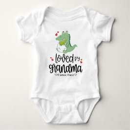 Just Hatched Grönt Dinosaur - Loved by Grandma T Shirt