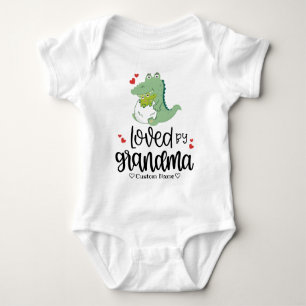 Just Hatched Grönt Dinosaur - Loved by Grandma T Shirt