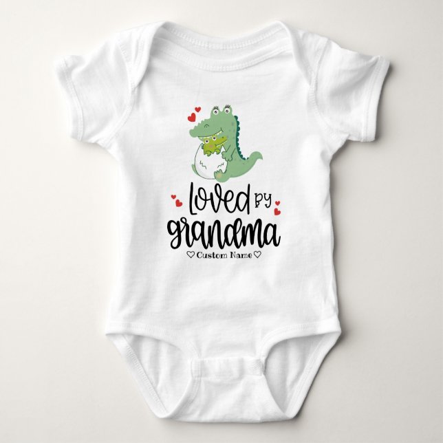 Just Hatched Grönt Dinosaur - Loved by Grandma T Shirt (Framsida)