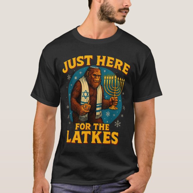 Just Here For The Latkes Funny Hanukkah Bigfoot  T Shirt (Framsida)