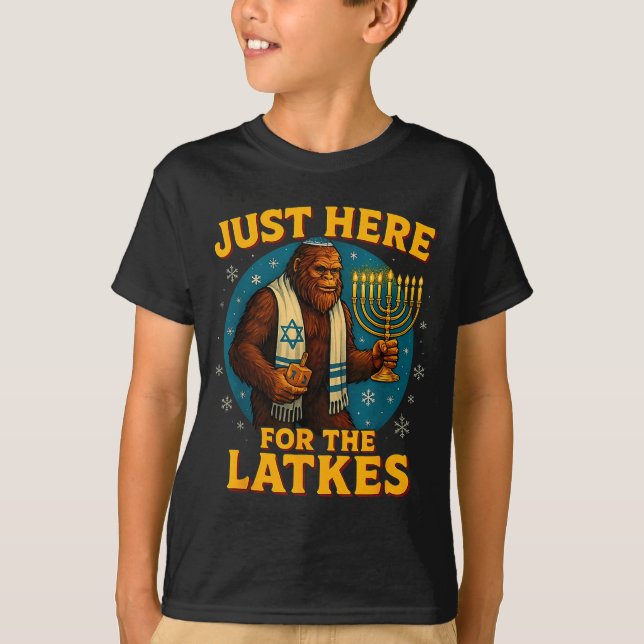 Just Here For The Latkes Funny Hanukkah Bigfoot  T Shirt (Framsida)