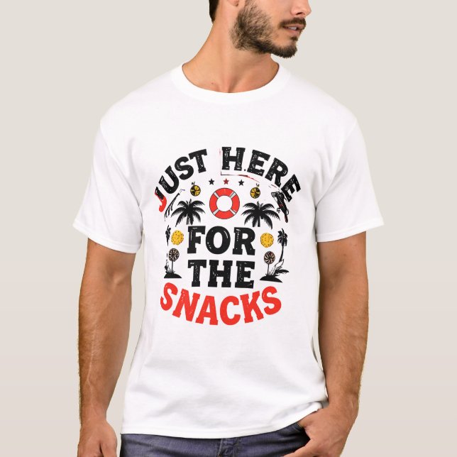 Just Here for the Snacks: The Only Social Commitme T Shirt (Framsida)