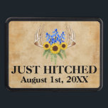 Just Hitched Rustic Blommigt Antlers Bröllop Dragkroksskydd<br><div class="desc">Hitched! Inkluderar en punkt för speciella dags datum! Dekorera lastbil med den här haken! Perfekt för landsbyggsbröllopet,  bröllop,  bröllop eller bröllop i närheten. Lägg till alla beslag från haken till en trendig "Ny gifta"-parting-gåva! *Hitta matchande bröllop-objekt i min butik!</div>