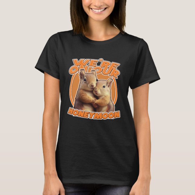 Just Married Cute Squirrel We're on Our Honeymoon  T Shirt (Framsida)