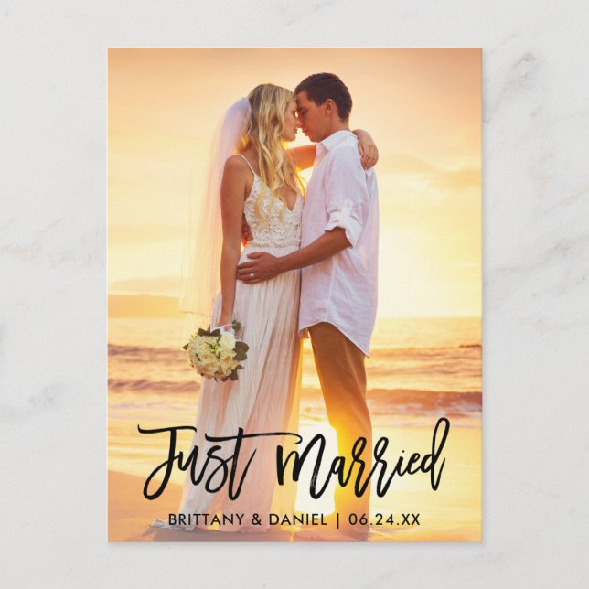 Just Married Modern Brush Script Foto Vykort (Framsida)
