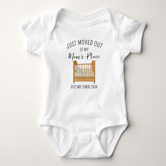 Just Moved Out Of Mom's Place Newborn Bodysuit T Shirt (Framsida)