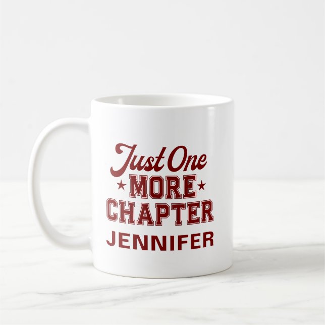 Just One More Chapter Mug Maroon Bookworm Kaffemugg (Vänster)