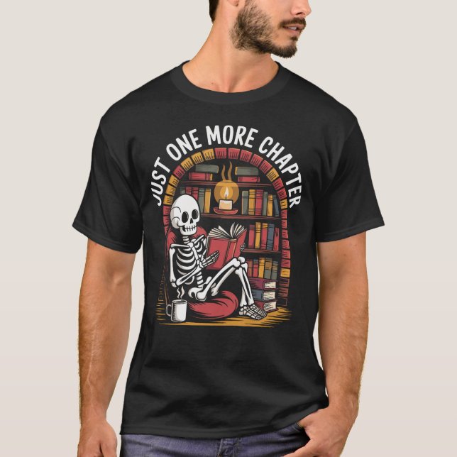 Just One More Chapter Skeleton Reading Cozy Books T Shirt (Framsida)