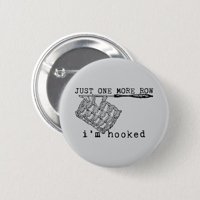 Just One More Row I'm Hooked Crochet Hook and Yarn Knapp (Framsida & baksida)
