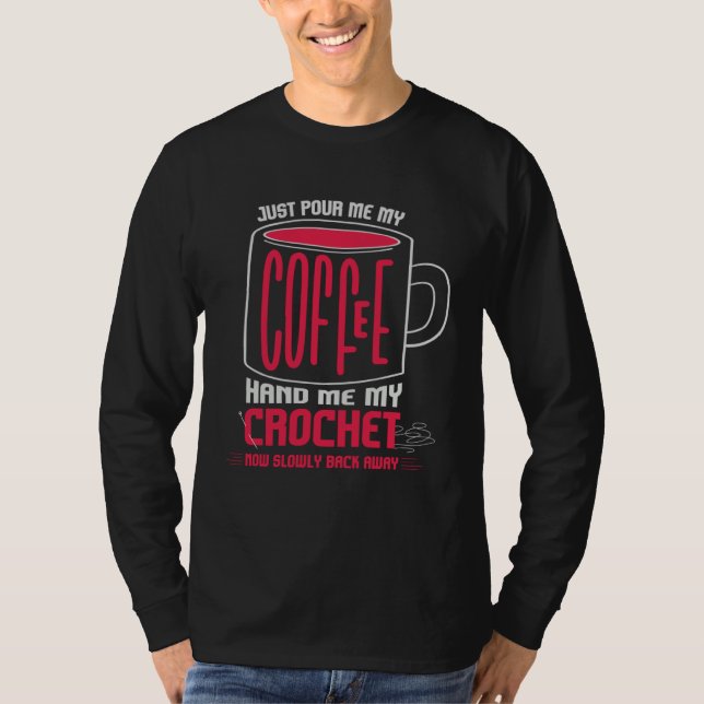Just Pour Me Coffee Hand Me My Crochet I Crochetin T Shirt (Framsida)