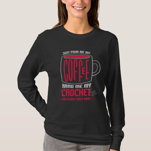 Just Pour Me Coffee Hand Me My Crochet I Crochetin T Shirt (Framsida)