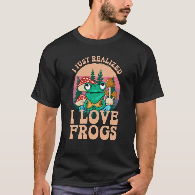 Just Realized I Love Frogs Mushrooms & Pine Trees T Shirt (Framsida)