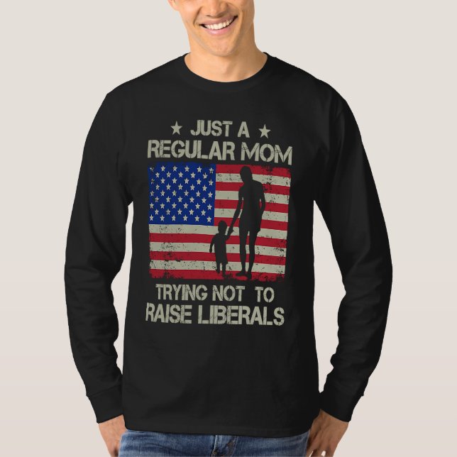 Just Regular Mom Trying Not To Raise Liberals Amer T Shirt (Framsida)