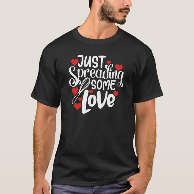 Just Spreading Some Love Valentine's Day Baking T Shirt (Framsida)