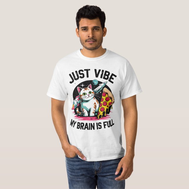 "Just Vibe" - Space Cat & Pizza T-Shirt (Hel framsida)