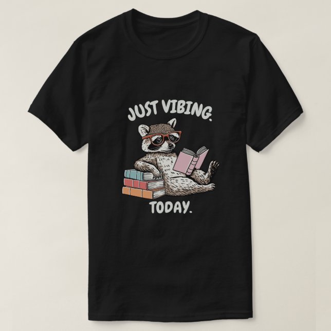 Just Vibing Today Raccoon Reading Design T Shirt (Design framsida)
