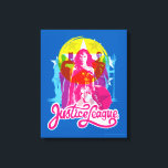 Justice League | Retro Group & Logotyp Pop Art Canvastryck<br><div class="desc">Kolla in justitieförbundets konturer i en retro,  CMYK,  litografiinspirerad design,  med Trinity ( kvinna,  Batman och Superman) framför och i detalj. Logotypen Justice League namn är skriven nedan i en roligt,  i sin nuvarande form i stil.</div>