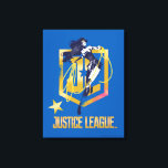 Justice League |  Woman JL Logotyp Pop Art Canvastryck<br><div class="desc">Kolla in Justitieförbundets  kvinna som håller henne Lasso of Truth,  redo att kasta den. Denna högkontrast popkonst teckning i  kvinnor placeras ovanpå en guldfärgad JL-logotyp,  där logotypen Justice League namn nedskriven nedan.</div>