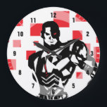 Justitieförbundet| Cyborg Digital Noir Pop Art Stor Klocka<br><div class="desc">Ta en titt på den här noir stil tecknad-konsten i Justice League's Cyborg,  som står med sin cybernetiska kanon på redot. Den svarta och vita bilden kompenseras av hans röda cybernetiska förbättringar och röda digitala fyrkanter i bakgrunden.</div>