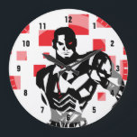 Justitieförbundet| Cyborg Digital Noir Pop Art Stor Klocka<br><div class="desc">Ta en titt på den här noir stil tecknad-konsten i Justice League's Cyborg,  som står med sin cybernetiska kanon på redot. Den svarta och vita bilden kompenseras av hans röda cybernetiska förbättringar och röda digitala fyrkanter i bakgrunden.</div>