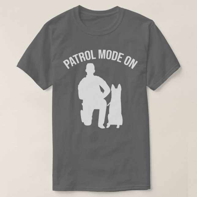 K9 Polistjänstemannens Hund för patrullering på på T Shirt (Design framsida)