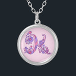 K dekorativt brev-halsband i monogram silverpläterat halsband<br><div class="desc">Söt brev K monogramvägare. Det vimska brev-teckning i det inledande huvudmålet brev K-idealet för presentflickor med namn som börjar med K. färg kan ändras om det behövs,  för närvarande ljust rosa. © Original teckning och design av Sarah Trett www.sarahtrett.com för www.mylittleeden.com</div>